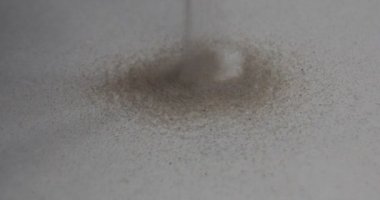 İnce kristal kum damlaları