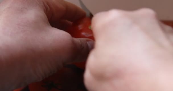 Eine Rote Reife Tomate Wird Auf Dem Schneidebrett Geschnitten — Stockvideo