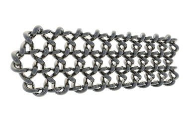 Düğümler ve örgüler metal tellerden yapılmış.