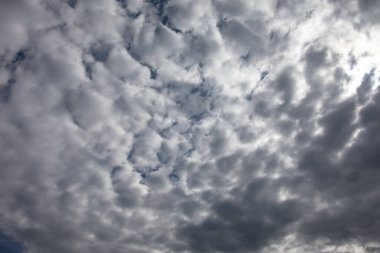 Mavi yaz gökyüzünde bulut oluşumları