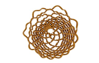 Düğümler ve örgüler metal tellerden yapılmış.