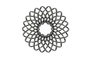 Düğümler ve örgüler metal tellerden yapılmış.