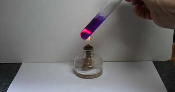 Hand Hält Reagenzglas Mit Blauer Flüssigkeit Über Eine Flamme Von — Stockfoto