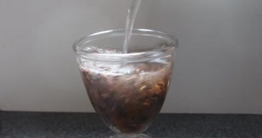 Bardaktaki çay kaynar suyla doldurulur ve demlenmeye bırakılır.