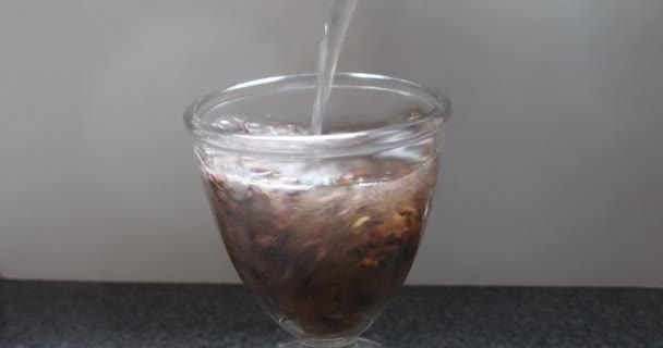 Bicchiere Viene Versato Con Acqua Bollente Lasciato Ripido — Video Stock
