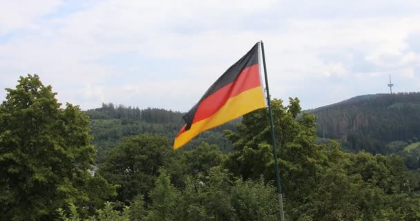 Alman Bayrağı Fırtınalı Rüzgarda Direkte Dalgalanıyor — Stok video