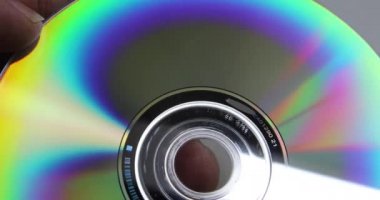 DVD hareket ederken gökkuşağının tüm renklerini yansıtır