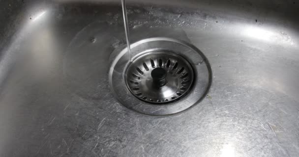 Waschbecken Mit Abfluss Fliet Ein Schmaler Wasserstrahl — Vídeo de Stock