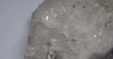 Bir jeotun içindeki şeffaf parlak kaya kristalleri