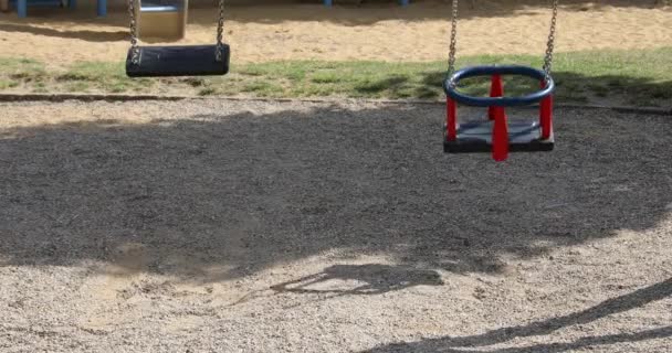 Oscilações Movem Para Trás Para Frente Playground Com Vento — Vídeo de Stock