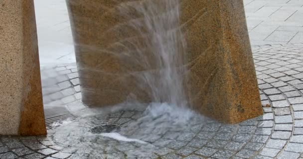 Brunnen Mit Wasserfontänen Plätschern Und Plätschern — Stockvideo