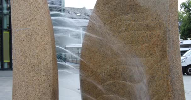 Brunnen Mit Wasserfontänen Plätschern Und Plätschern — Stockvideo