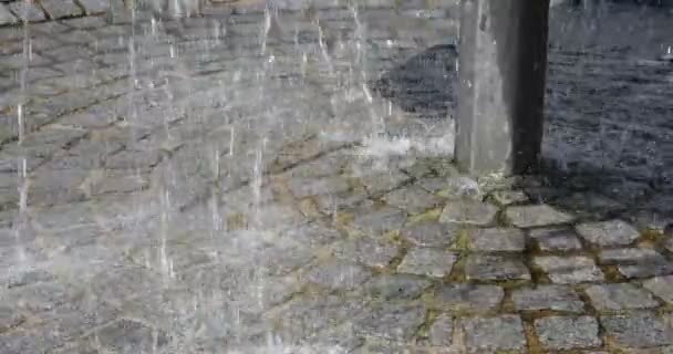 Brunnen Mit Wasserfontänen Plätschern Und Plätschern — Stockvideo