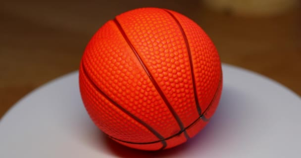 Оранжевый Баскетбол Выходит Площадку — стоковое видео