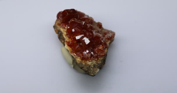 Cristales Rojos Del Brillo Mineral Vanadita Luz — Vídeos de Stock