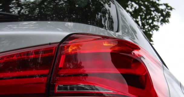 Prawe Tylne Światło Srebrnego Samochodu Miga Aby Wskazać Kierunek — Wideo stockowe