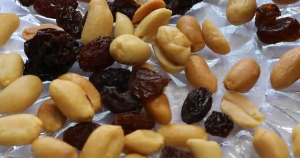 Erdnüsse Und Rosinen Fallen Eine Schüssel — Stockvideo