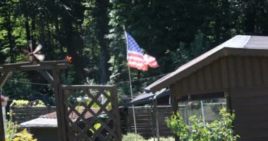 Amerikan bayrağı rüzgârda dalgalanır direkte