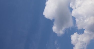 Mavi yaz gökyüzünde bulut oluşumları