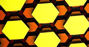 Renkli ışınlar ve yapılar hipnotize edici bir şekilde dönüyorlar.