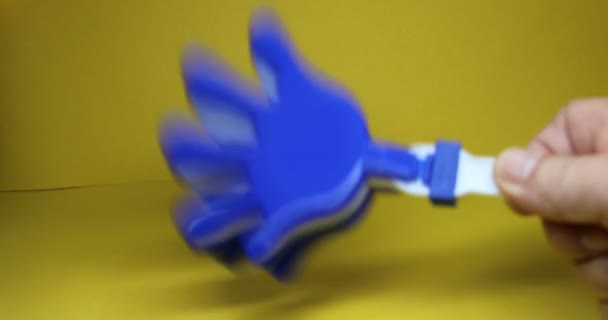Een Blauwe Witte Plastic Hand Wordt Geschud Rammelt — Stockvideo