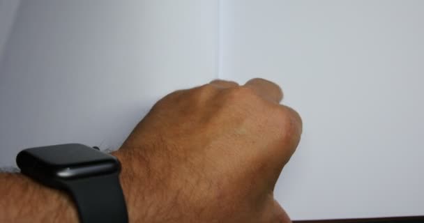 Χέρι Ρολόι Γυρίζει Λευκές Σελίδες Ένα Βιβλίο — Αρχείο Βίντεο