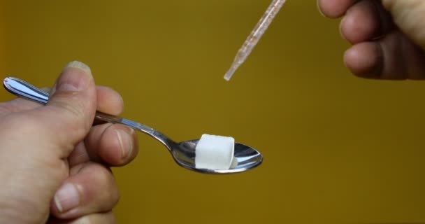 Pedaço Açúcar Uma Colher Regado Com Medicina Uma Pipeta — Vídeo de Stock