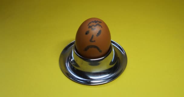 Αυγό Λυπημένο Πρόσωπο Έχει Πονοκέφαλο Γιατί Ήταν Ραγισμένο Κουτάλι — Αρχείο Βίντεο