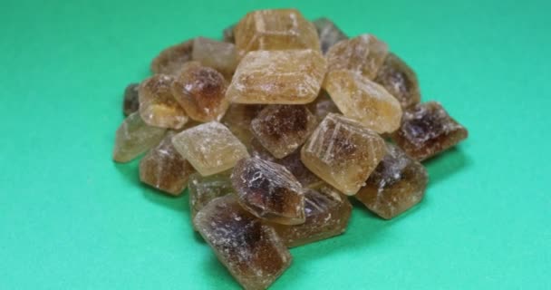 Parlak Kristaller Içinde Büyük Kahverengi Kaya Şekeri Yığını — Stok video