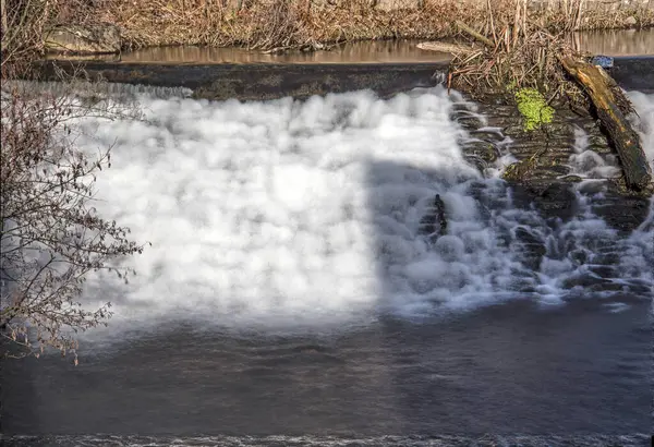 Вода Реки Стекает Вниз Плотине Пене — стоковое фото