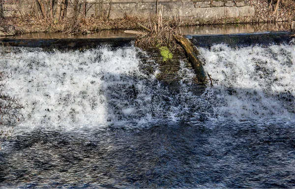 Вода Реки Стекает Вниз Плотине Пене — стоковое фото