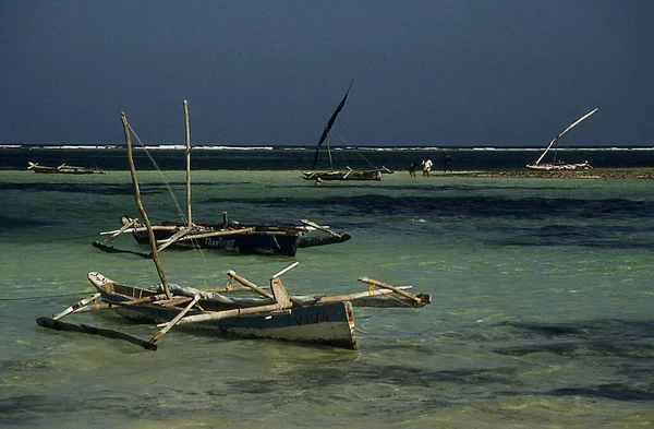 Africano Outrigger Barcos Madeira Encontram Água Perto Praia — Fotografia de Stock