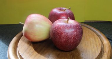 Kahvaltı tahtasında elmalar ve elmalar