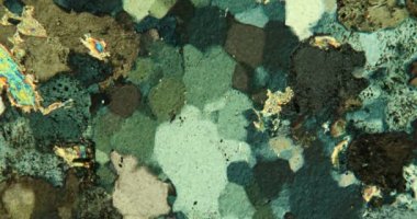 Mikroskop altında polarize ışıkta taşın ince bir parçası