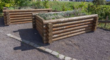 Andernach 'ta yükseltilmiş yataklı bir kale bahçesi.