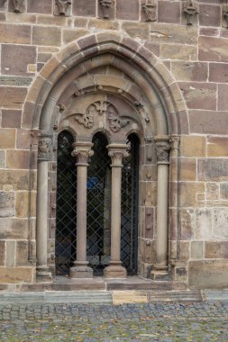 Fritzlar 'daki eski katedral Aziz Peter çan kuleleriyle