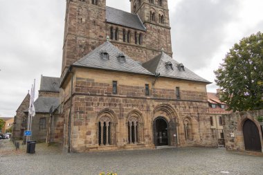 Fritzlar 'daki eski katedral Aziz Peter çan kuleleriyle