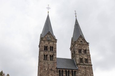 Fritzlar 'daki eski katedral Aziz Peter çan kuleleriyle