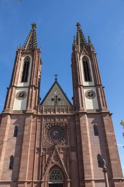 Geisenheim 'daki eski St. Cruz katedrali. Çan kuleleri ve mavi gökyüzü var.