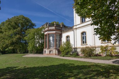 Geisenheim 'daki eski Villa Monrepos artık şarap küreme üniversitesi.