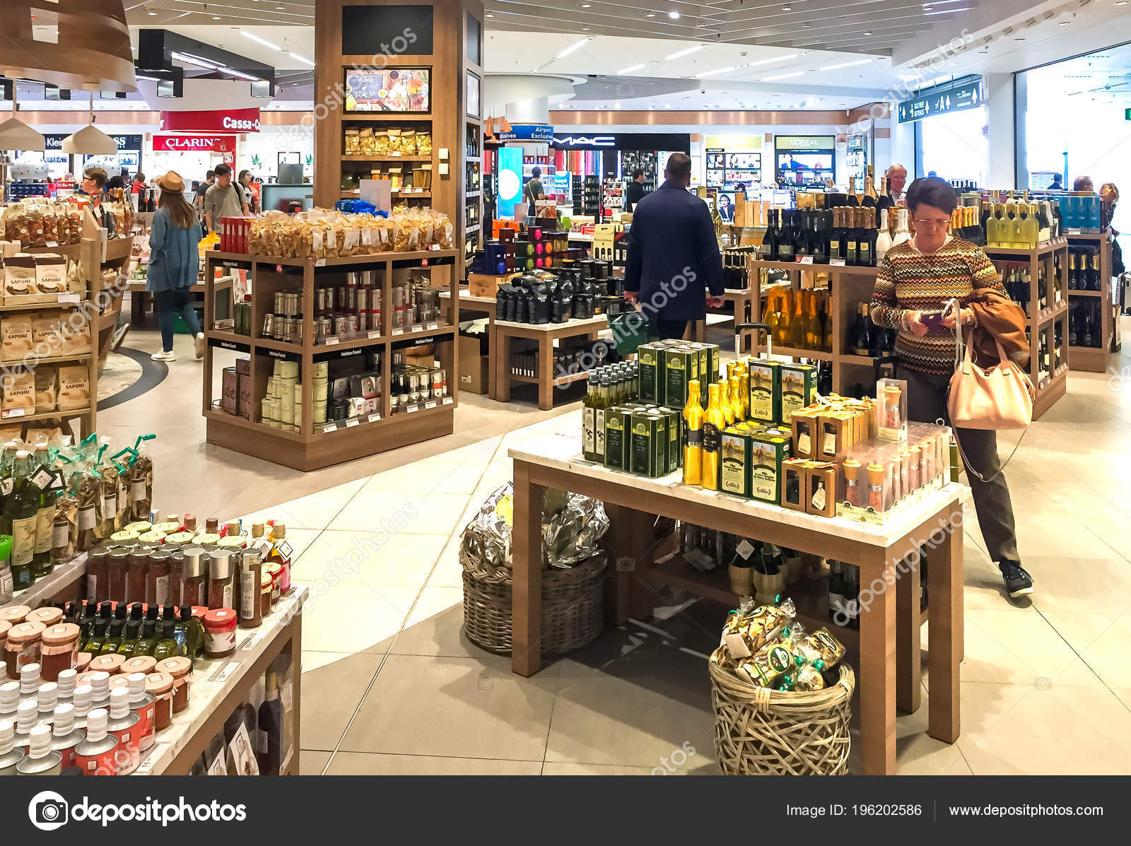 Ferno Milan Italy May 2018 Duty Free Shop Passengers Make — Stock