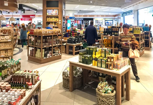 Ferno Milán Itálie Května 2018 Duty Free Shop Cestující Nakupovat — Stock fotografie