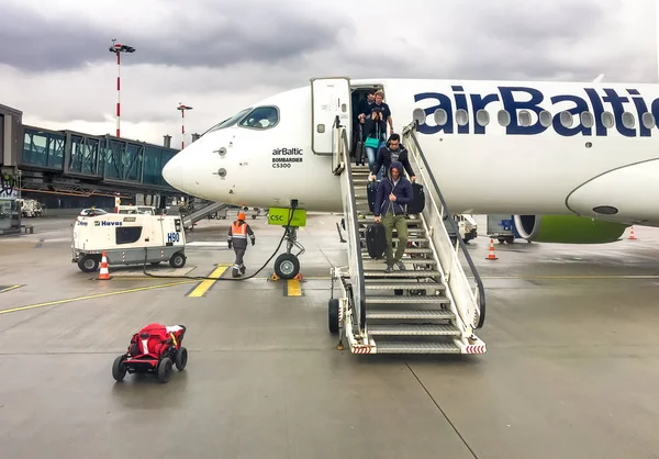 Riga Letonia Mayo 2018 Los Pasajeros Bajan Del Avión Airbaltic — Foto de Stock