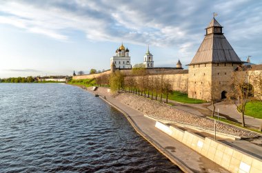 Pskov Krom veya Kremlin Velikaya River gün batımında, Rusya Federasyonu