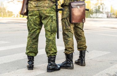 Güvenlik truncheons ve subay çanta, kırpılmış atış ile askeri bacaklar.