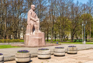 Letonya Milli şair ve yazar Janis Rainis parkta Riga, Letonya için anıt