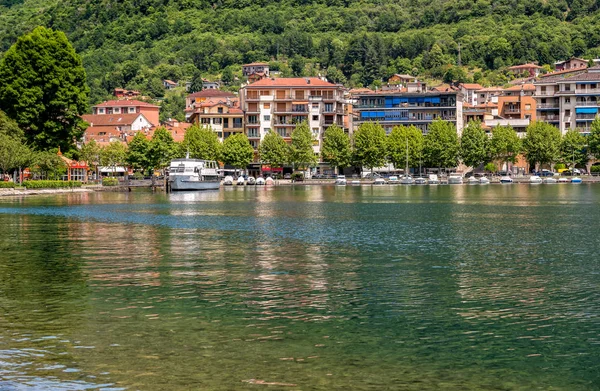 Omegna 坐落在奥尔塔湖沿岸的 Verbano Cusio Ossola 意大利山麓 — 图库照片