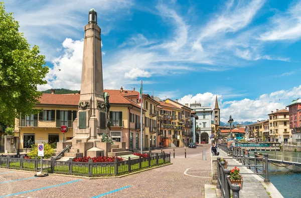 Omegna, Verbano-Cusio-Ossola, Piedmont, İtalya - 25 Mayıs 2018: Görünüm Omegna tarihi merkezi, Piyemonte bölgesindeki sahil Lake Orta yer alan Köyü.