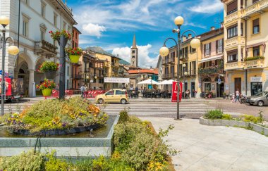 Omegna, Verbano-Cusio-Ossola, Piedmont, İtalya - 25 Mayıs 2018: Görünüm Omegna tarihi merkezi, Piyemonte bölgesindeki sahil Lake Orta yer alan Köyü.