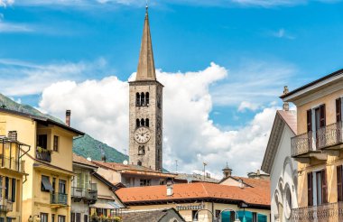 Görünüm Sant Ambrogio kilisenin tarihi merkezi Omegna Köyü, il Verbano-Cusio-Ossola, Piedmont, İtalya